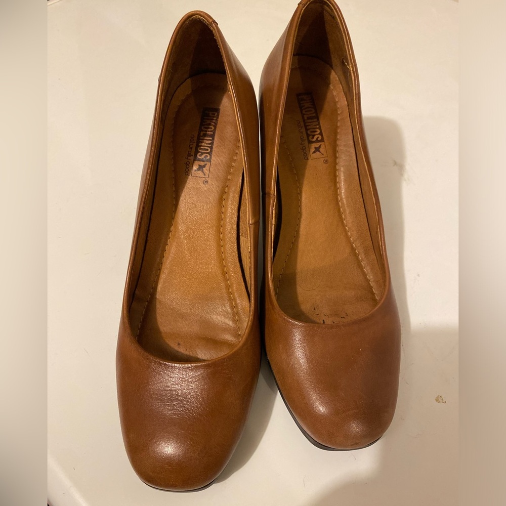 Gently used Pikolinos. 3.5 in heel